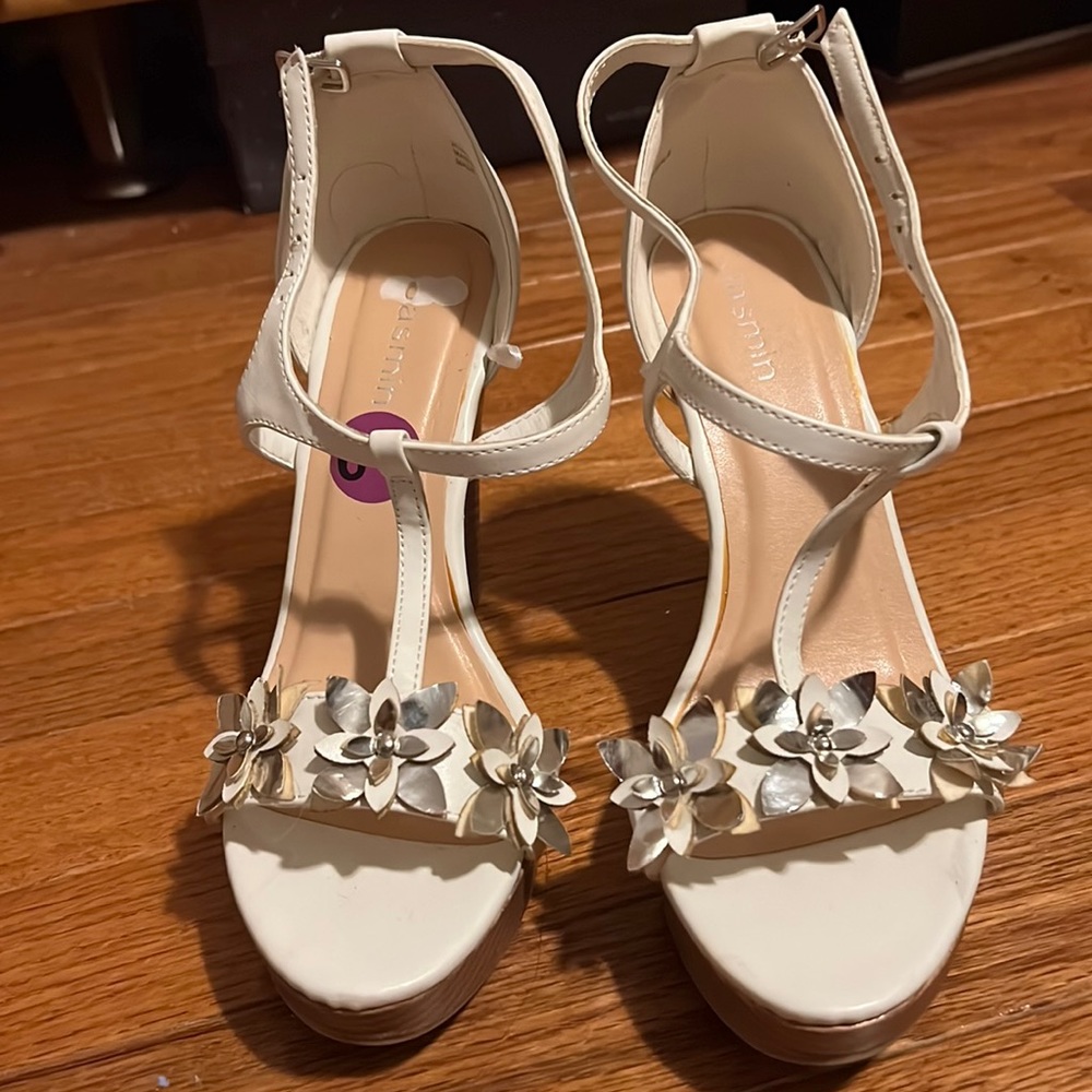 BRAND NEW WHITE WEDGES